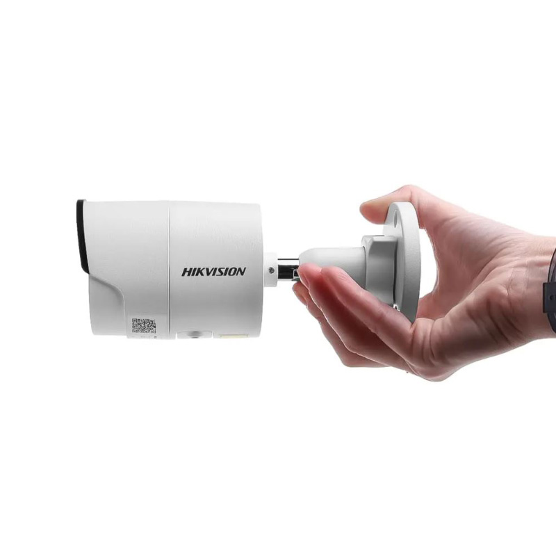 نمای کنار دوربین هایک ویژن DS-2CD2043G2-I که یک دست آن را گرفته است